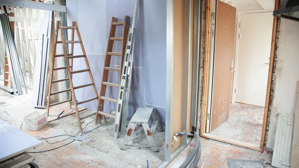 Radovi na energetskoj sanaciji kuće: građevinski materijal, nova stolarija i unutrašnji prostor u renoviranju.