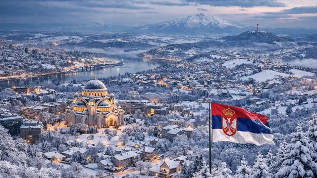 Zimski pejzaž Srbije: grad, reka i planine – simbol šuma i pošumljenosti